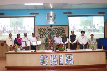 Strengthening "AtmanirbharBharat" in infrastructure, DG Dr. N. Kalaiselvi & Director Dr. Ch. Ravi Sekhar facilitated the commercial transfer of 4 path-breaking indigenous technologies to industry partners at CSIR HQ, New Delhi